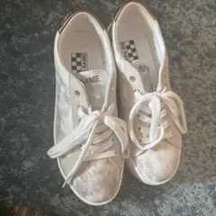 シルバー スニーカー