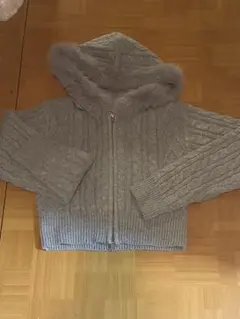 フード付きグレーケーブル編みニット