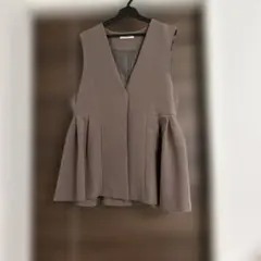 ベージュ ペプラムフレアベスト