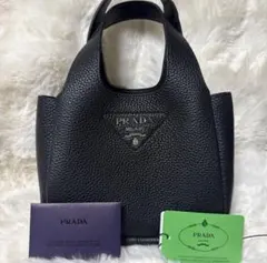 プラダ ノベルティ Black Saffiano Leather Badge Holder | PRADA