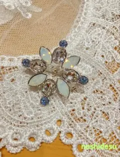 ブローチ　スワロフスキー　ブルー　ホワイト　クリア　ハンドメイド
