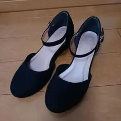 ストラップ付き黒パンプス