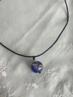 青い花模様のとんぼ玉ネックレス ガラス