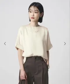 ウィムガゼット サテンTEEブラウス ベージュ - メルカリ
