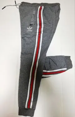 ほぼ未使用！アディダスadidas グレー スウェットジョガーパンツ ライン入り