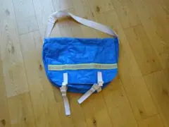 乙烯基材料　郵差包　y2k檔案郵差