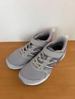 New Balance キッズ ランニングシューズ グレー/ピンク 23.5㎝のサムネイル