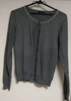 レディース　襟元ビジュー付きカーディガン