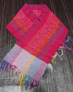 濃いピンクに黄、水色、薄ピンクのチェック柄の短めマフラー