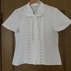 半袖　ボタン　シャツ 花柄　刺繍　ホワイト　リボン　首元　フラワー　ブラウス