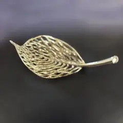 ゴールドカラー リーフモチーフ ブローチ - メルカリ