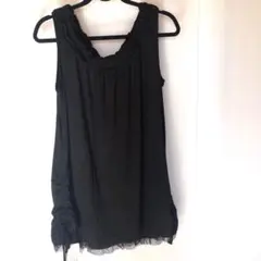 黒いフリル付きノースリーブチュニック