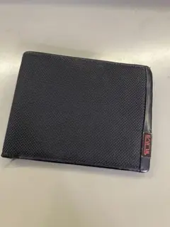 TUMIナイロンとレザーの二つ折り財布