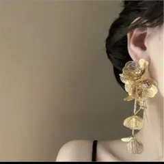 花モチーフ ゴールド ロングイヤリング