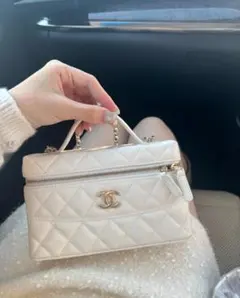 ホワイトキルティングショルダーバッグ