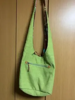 緑色 ショルダーバッグ 革付きカラフル内側花柄