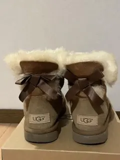 【新品未使用】UGG ブラウン リボン付きムートンブーツ　24 2025年最新】uggブーツリボン24の人気アイテム - メルカリ