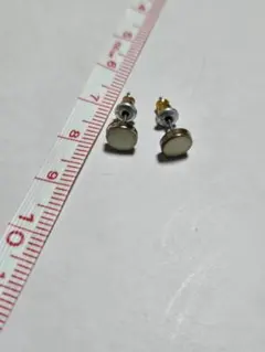 ホワイト スタッドピアス 約1cm