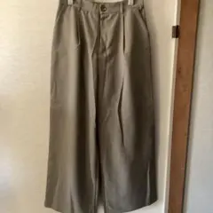 グレー ワイドパンツ