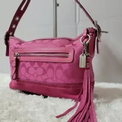 美品✨　コーチ　ワンショルダーバッグ　シグネチャー　スエード　ピンク　チャーム付