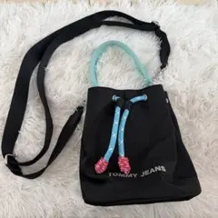 TOMMY JEANS 巾着型 ショルダーバッグ ブラックのサムネイル