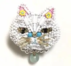 【旧作セール】白猫　ビーズ刺繍　ブローチ　ハンドメイド　猫グッズ　天然石