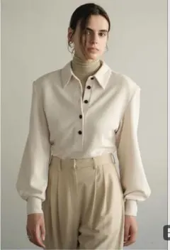 meer. ROUND CUTTING VELOUR TOP ホワイト - メルカリ