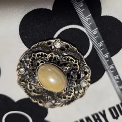 花模様の金属製ブローチ