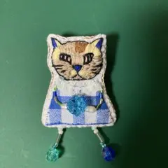 猫ブローチ　金平糖を抱える三毛猫　刺繍　ビーズ　ハンドメイド