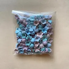 お花型のアクリルビーズ　150個　アソート　現品　P133　くすみカラー　花