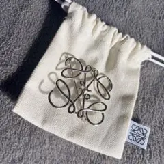 ロエベ　アナグラム　ブローチ