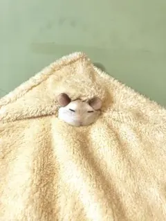 おがくずで眠るハムスターハンカチ