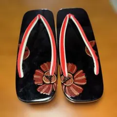 伝統的な赤い花柄の下駄