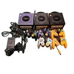 ゲームキューブ3台 電源2個 AVケーブル1個 コントローラー5個です。