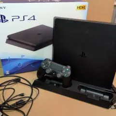 【PS4本体1TB】外箱あり・コントローラー・多機能縦置きスタンド・ケーブル付属