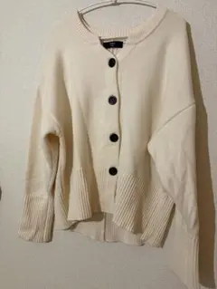 クリーム色の長袖カーディガン