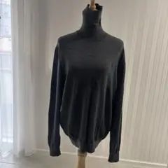 ポロ刺繍ダークグレー ハイネックニット