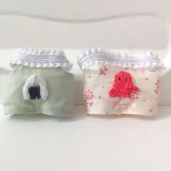 ミニチュアドール服　ハンドメイド　塩むすびとたこさんウインナーの刺繍サロペット