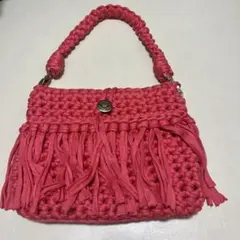 フリンジ付きピンク編み込みクラッチバッグ