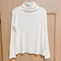 オフホワイト ハイネック ニット