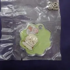 きゃらシャカチャームグミ　ちいかわ　ラッコ　キーホルダー　アクリルキーホルダー