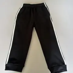 グレーと黒のスウェットパンツ