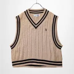 ユーエスポロアッスン ケーブル編みニットベスト ライン入 Vネック ショート丈