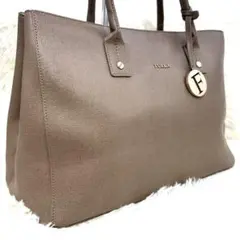 美品✨ FURLA フルラ リンダ トートバッグ グレージュ A4収納可のサムネイル