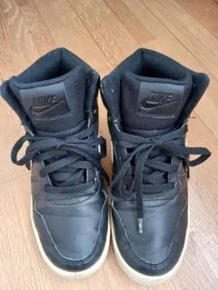 Nike ブラック ハイカット スニーカー