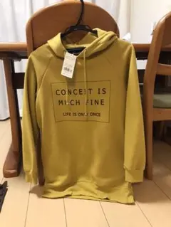 マスタード色の帽子付きパーカー