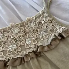axes femme フリル付きキャミソール ベージュ