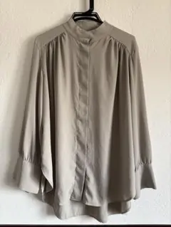 H&M グリーンベージュ 長袖シャツ バルーンスリーブ