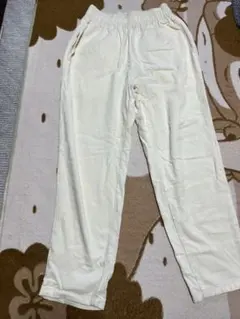 クリーム色カジュアルパンツ