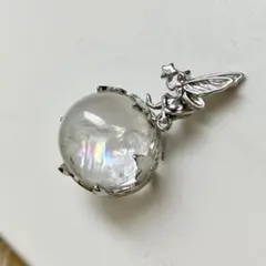 6日までセール！虹あり！大粒アイリスクォーツの妖精モチーフペンダントトップ 水晶